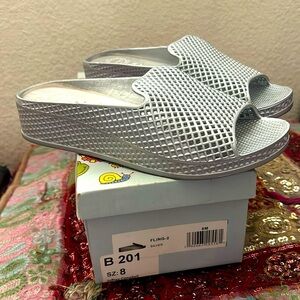 Jeffrey Campbell Fling 2 size 8 silver slide